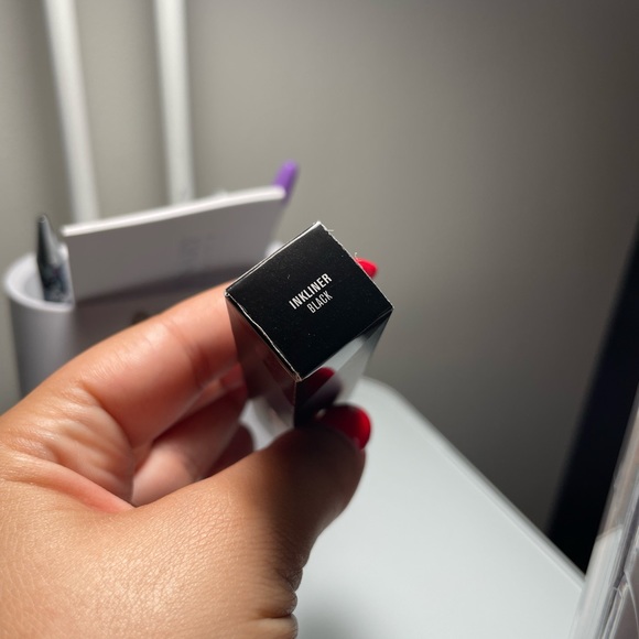 INKLINER LIQUID EYELINER
SILKY-MATTE WATERPROOF LINER - Picture 4 of 9